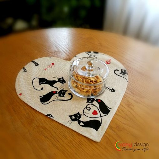 Декоративна възглавница Сърце - десен: Влюбени котки - Vany Design